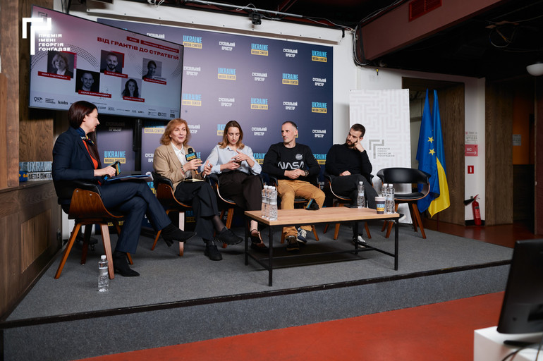 Обговоренням Від грантів до стратегій