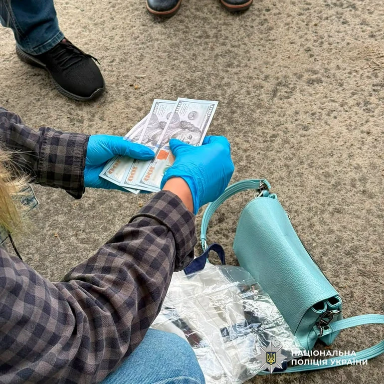 Усім чотирьом спільникам слідчі повідомили про підозру за частиною 3 статті 332 Кримінального кодексу України
