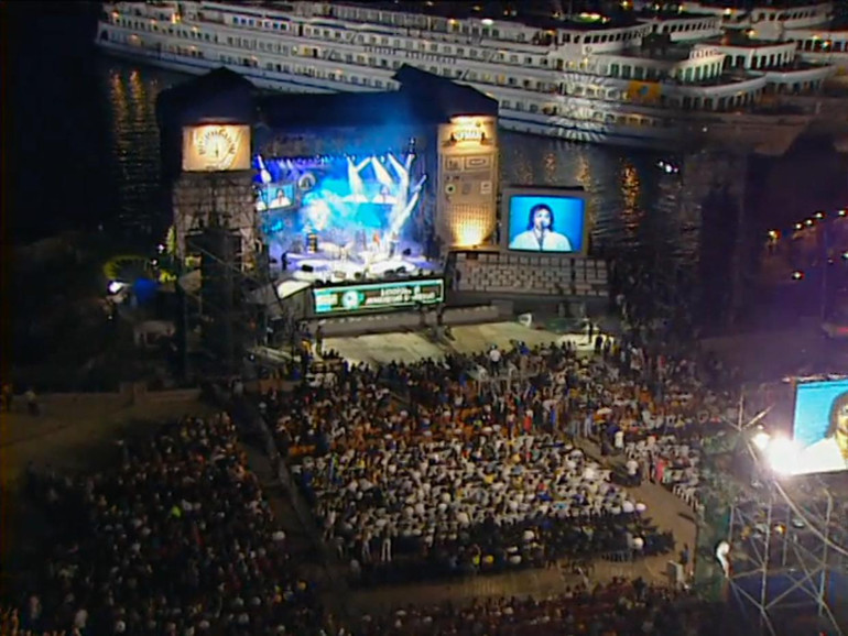 Океан Ельзи в 00-х став одним з провідних попгуртів України. На фото виступ на фестивалі Таврійські ігри