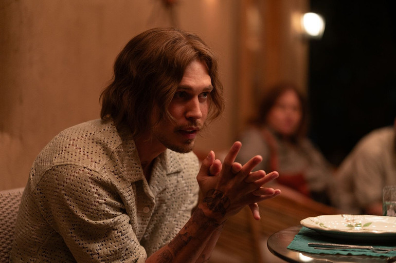 Кадр з фільму Еддінгтон