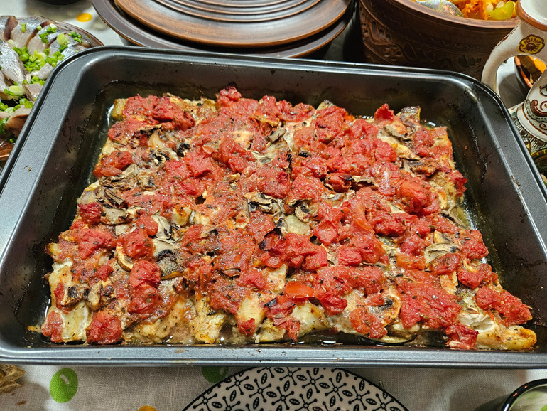 Риба з томатами була гарячою стравою у нас на Святвечір. Готували без сиру. На фото страва з подвійної кількості інгредієнтів.