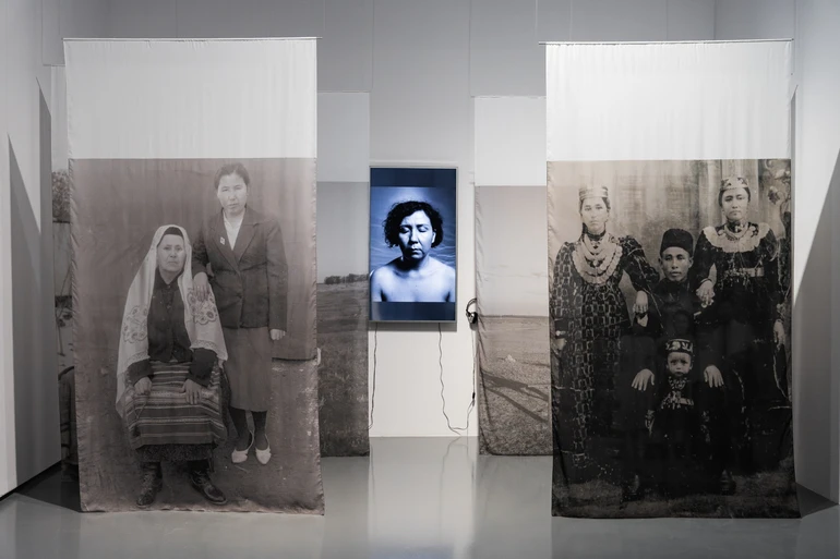 Еміне Зіятдін, інсталяція