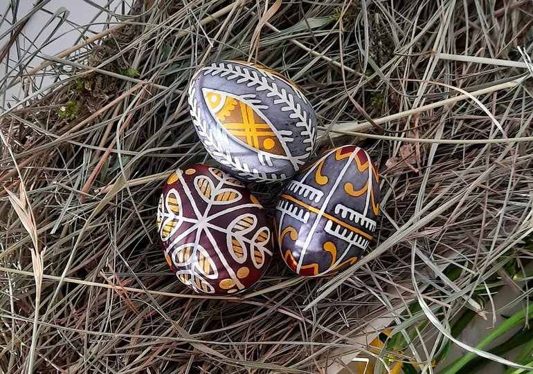 Зверху є риба, а праворуч можна побачити грабельки та баранячі ріжки