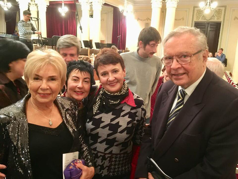 Кармелла Цепколенко та Оксана Забужко (по центру)