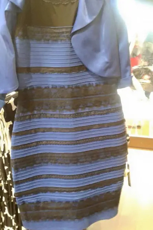 Чорно-синя чи біло-золота сукня.