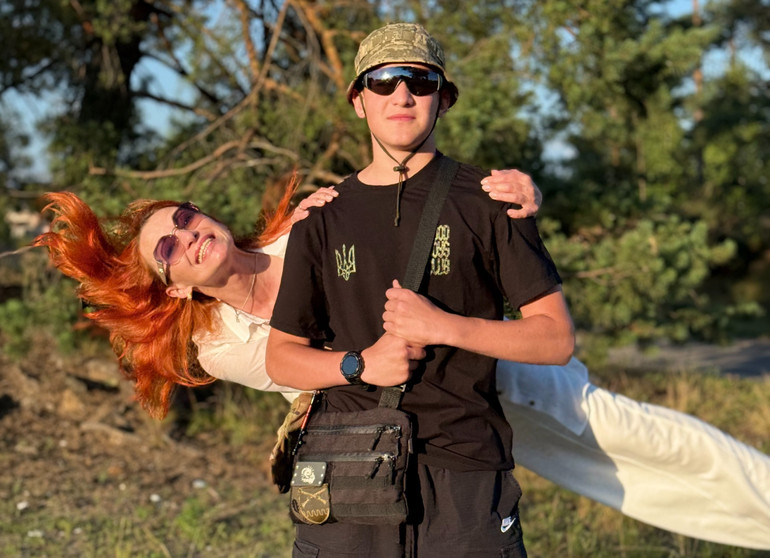 Розлука з татом змінила і сина Морозів Кирила. Він, каже Майя, дивлячись на те, як сумує мама, намагався її підбадьорити, перебрати частину обов’язків на себе