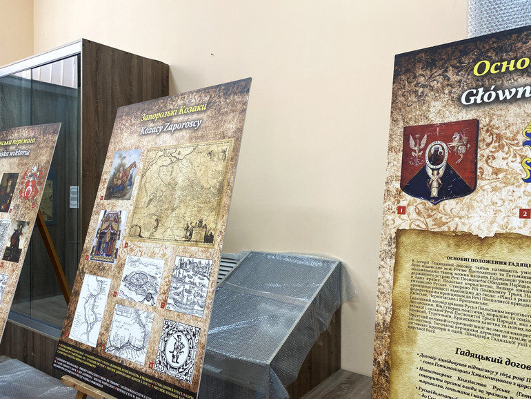 Фото музейної вітрини, де раніше зберігалась ікона Покрова святої Богородиці ХІХ століття