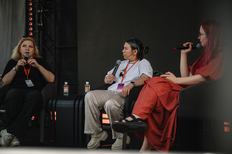 Комікеси Ганна Кочегура та Анастасія Зухвала.