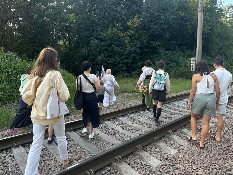 Околиці виставкового простору й дорога до місця сили Марії