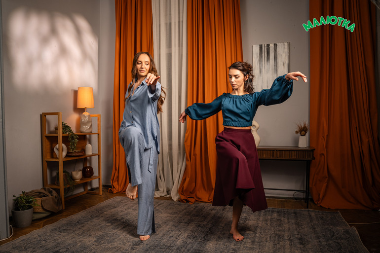 Експертки проєкту Українська руханка для мам – артистка Вікторія Карпенко й фітнес-тренерка Руслана Соловей