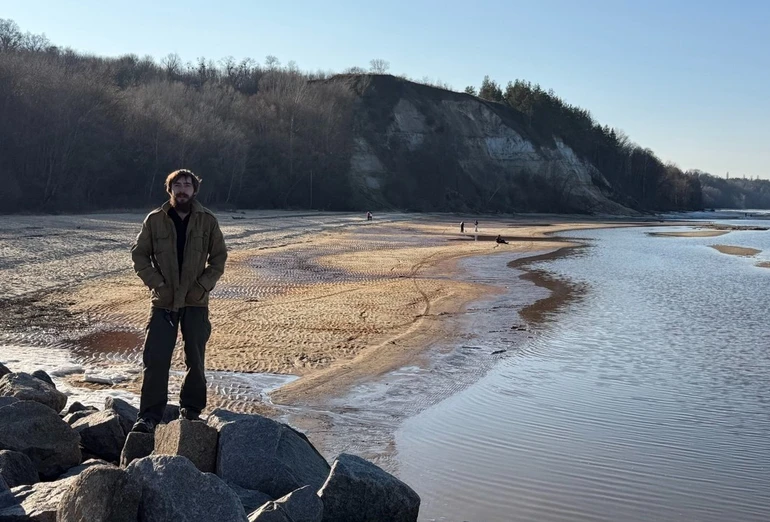 Веб став військовим у 18 років