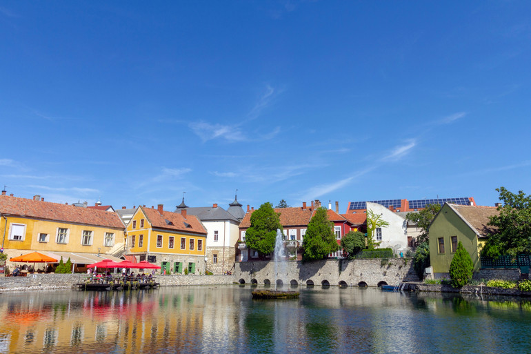 Це чарівне місто на заході Угорщини, знамените своїми термальними водами
