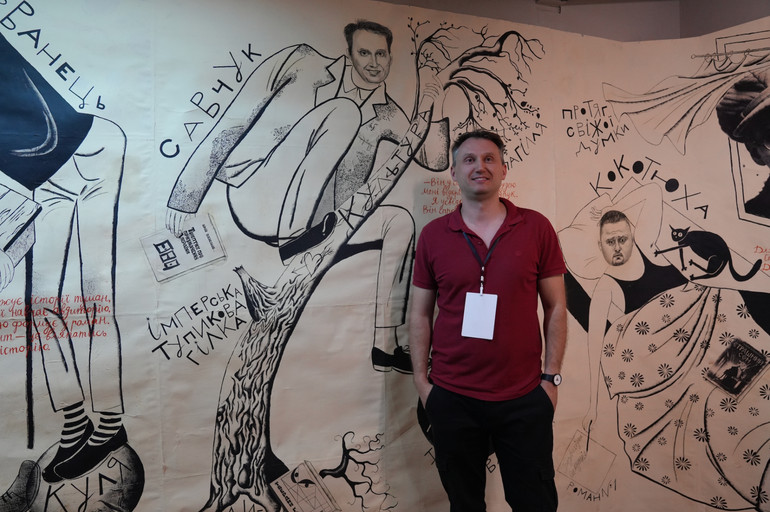 Олександр Савчук біля свого портрета