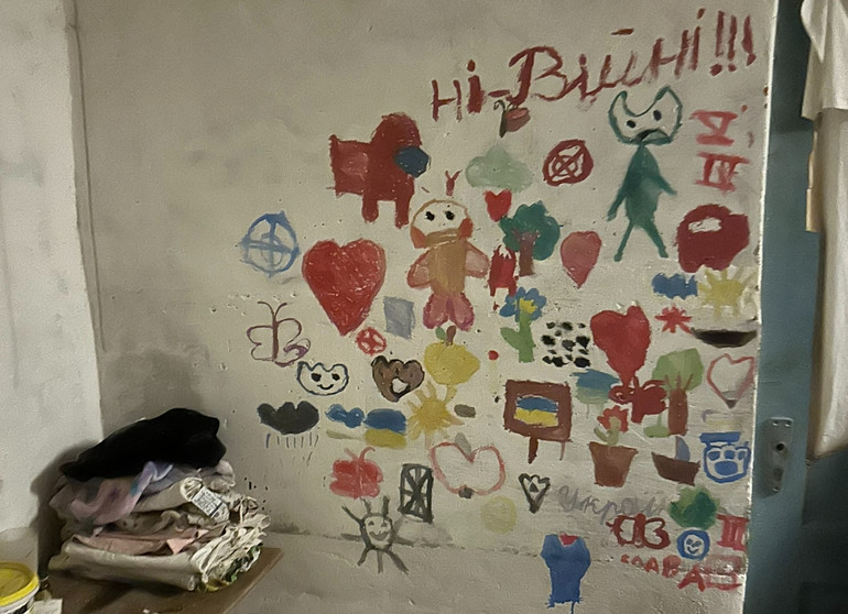 Полонені діти малювали котів, сердечка, машинки і писали “Ні війні”, а дорослі креслили імена померлих і рахували дні полону.