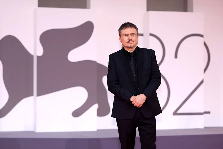Крістіан Мунджіу на червоній доріжці фільму La Grazia під час 82-го Венеціанського міжнародного кінофестивалю