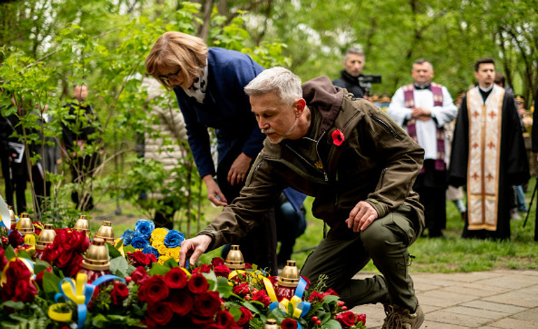 У День памʼяті та перемоги над нацизмом українці покладають квіти до меморіалів загиблим у Другій світовій війні