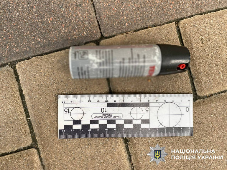 У групи молодиків вилучили димові шашки та балончики дратівливої дії