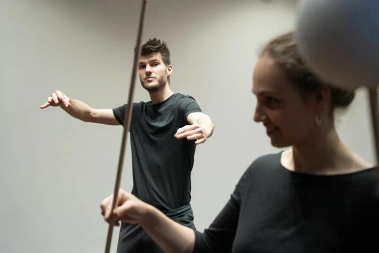 Микола набока під час заняття в мистецькому об'єднанні Хвиля зі студентами