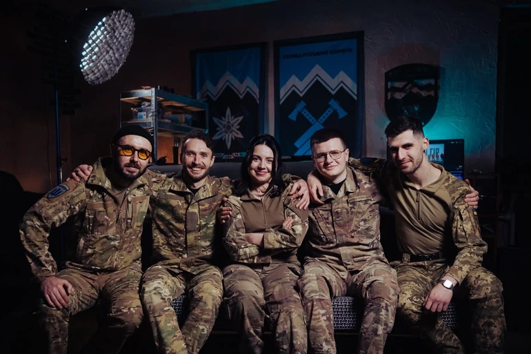 Вікторія Боброва з побратимами