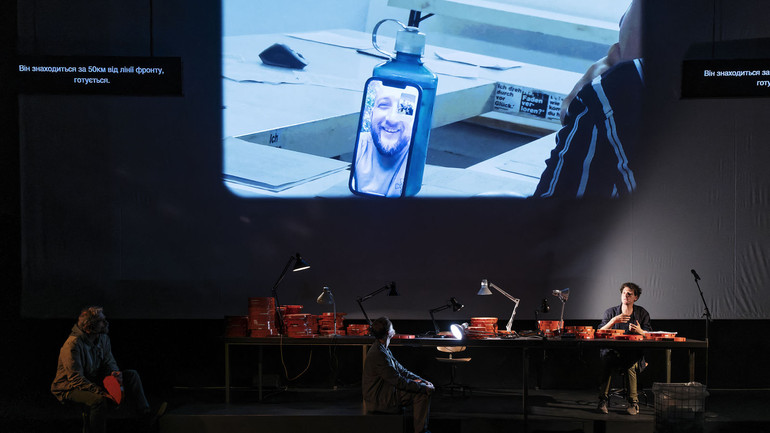 З вистави Стаса Жиркова To take arms against a sea of troubles