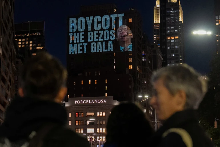 Протести проти Безоса на Met Gala 2026