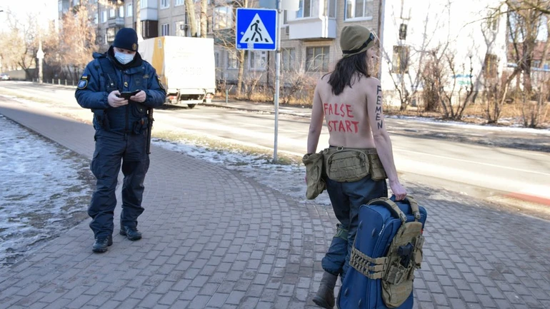 Рух FEMEN провів протест біля посольства США в Києві 15 лютого 2022 року.