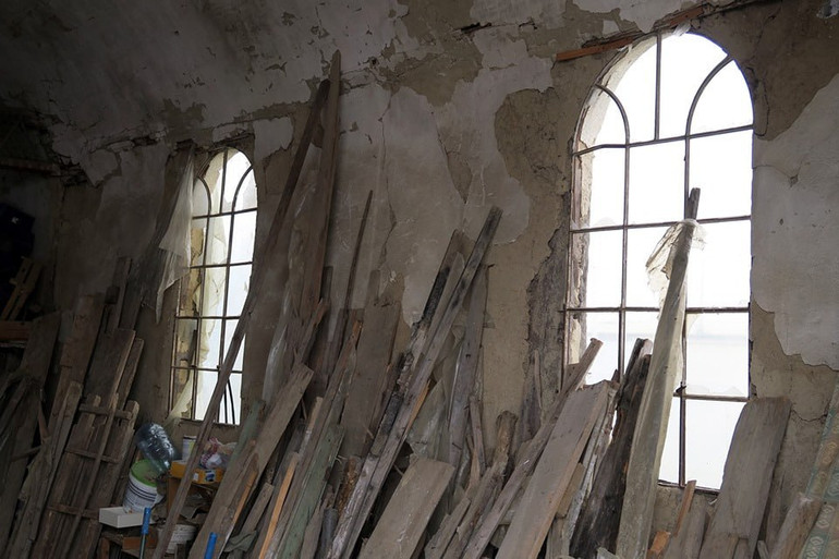 Десятиліттями синагогу використовували як склад