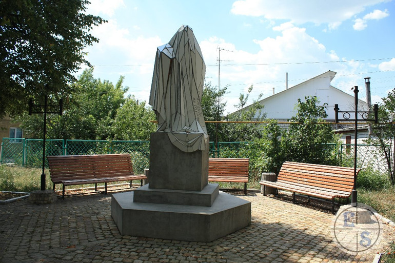 Пам'ятник пам'ятнику Жанни Кадирової