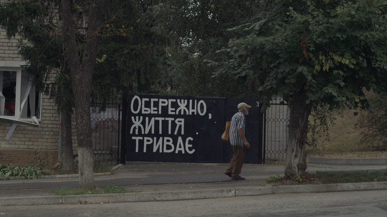 A movie about the artist « Careful! Life is ongoing » – UP review
