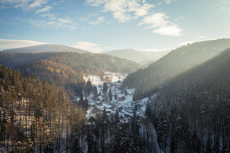 Це красиве село з будівлями в норвезькому та тірольському стилі ХІХ століття