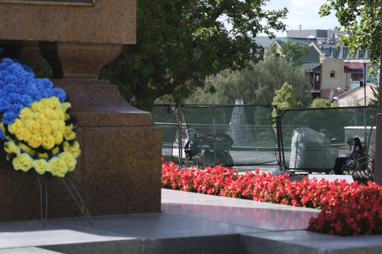 На задньому плані біля пам'ятника видно нову інсталяцію – штучне багаття