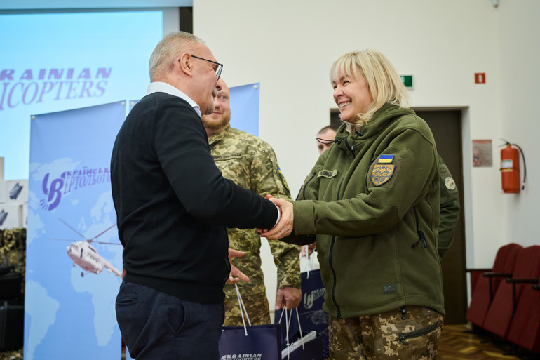 Зліва - Сергій Яровий, виконавчий директор авіакомпанії Українські вертольоти