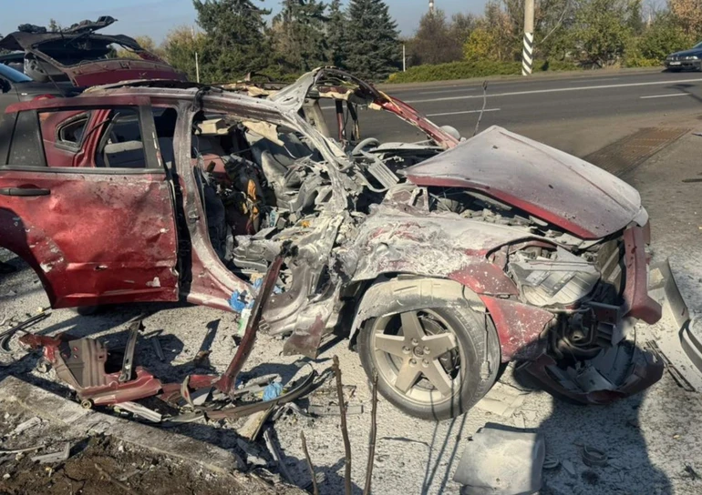 Автівка після влучання російського дрона