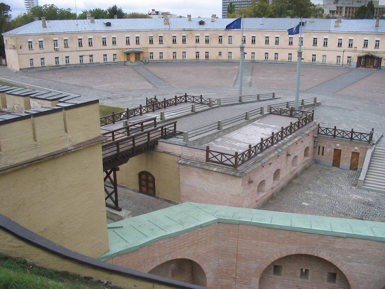 Semicircular tower and fortress square