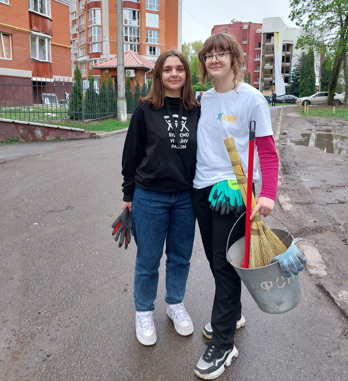 Студентки-волонтерки Яніна Сотниченко та Настя Петраченко прийшли допомогти прибрати скло