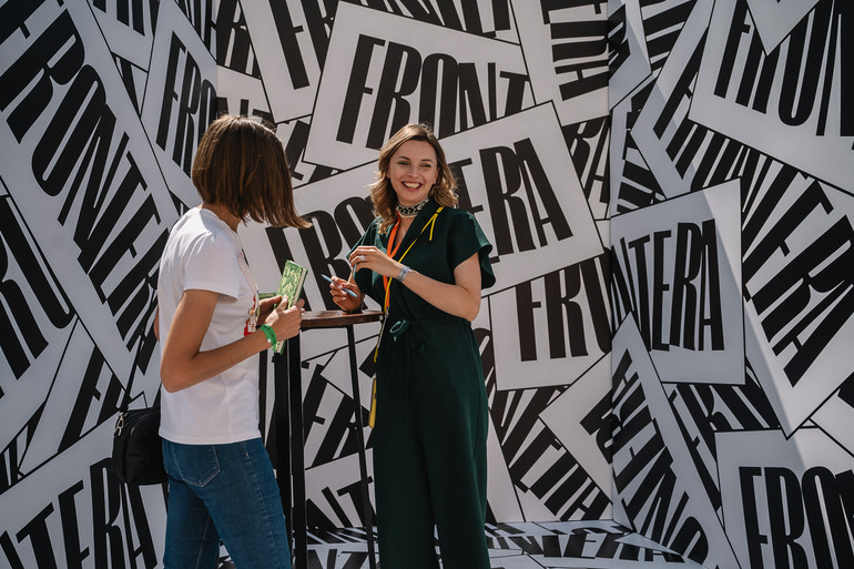 Головна редакторка The UKRAINIANS та письменниця Марічка Паплаускайте на автограф-сесії