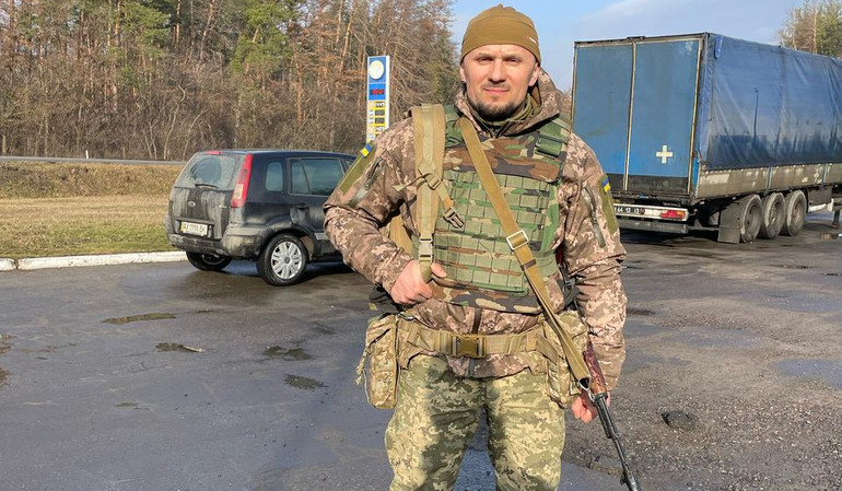 Коли Михайла відправили проходити навчання із базової військової підготовки, жінка теж не витримала і поїхала до нього на три дні