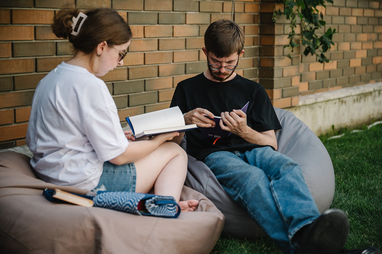 Для гостей підготували місця для відпочинку й безкоштовні кулери з водою.