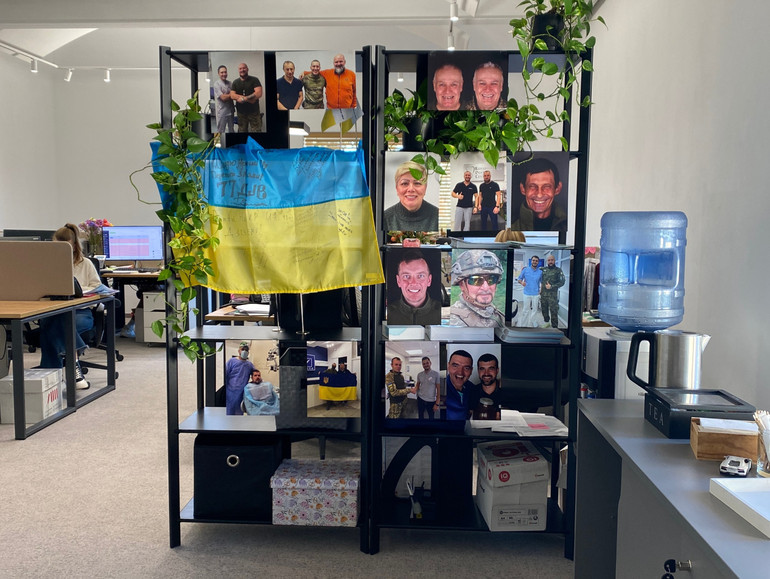 Стенд із фото ветеранів після стоматологічного лікування у фонді Dental Help