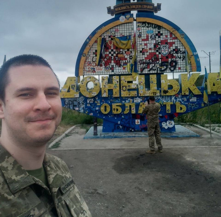 Богдан біля стели Донецької області