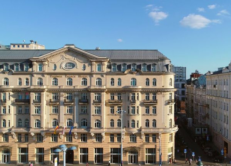Готель Polonia - одна з небагатьох будівель Варшави, що вціліла післі ІІ Світової війни