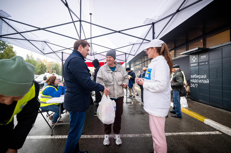 Роздача продуктових наборів вимушено переміщеним особам і людям з інвалідністю