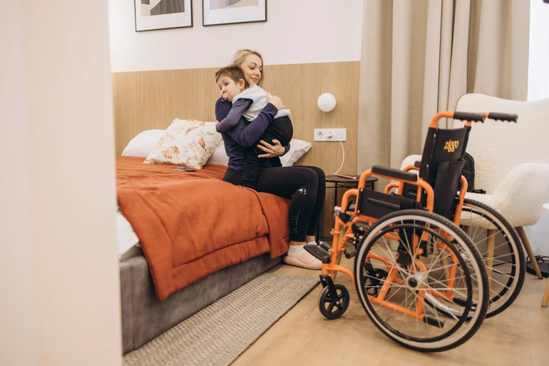 Родина в сімейній кімнаті