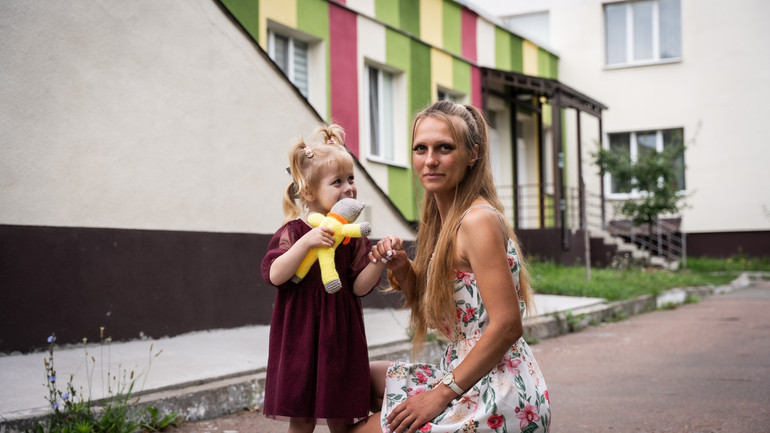 Мама Ангеліни разом із донечкою втратили житло на початку повномасштабного вторгнення. Зараз вони живуть у Чернігові. Мама Марина працює, а Ангеліна відвідує дитячий садок