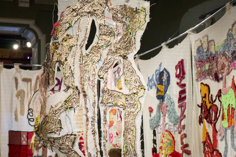 Шви зі звороту килимів Анна Сапон вкриває золотою поталлю