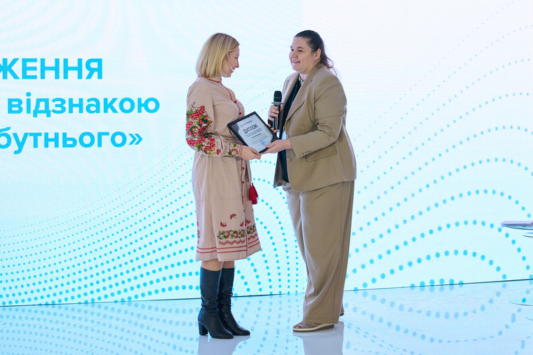 Тетяна Шик, голова Ради ВПО при виконкомі Павлоградської міської ради (зліва) і Валерія Вершиніна, виконавча директорка БФ Стабілізейшен Суппорт Сервісез (справа)