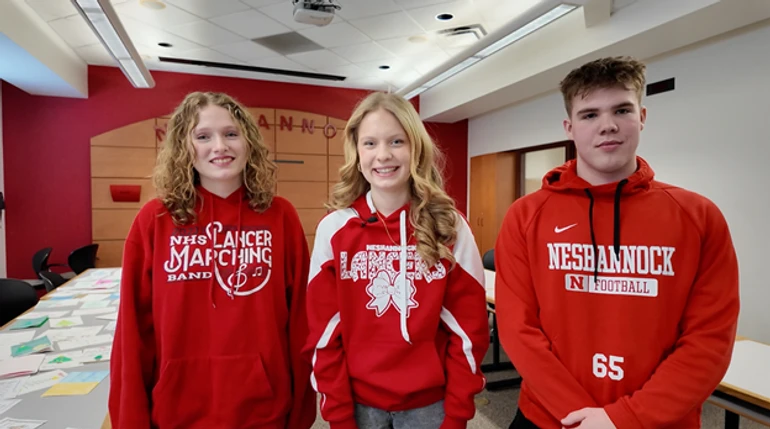 Однокласники Арсенія з ліва на право: Кетрін Спор;  Емері Калтон;  Ейден Тернер