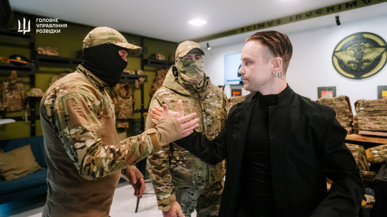 Серед Заслужених артистів України також співак Артем Пивоваров