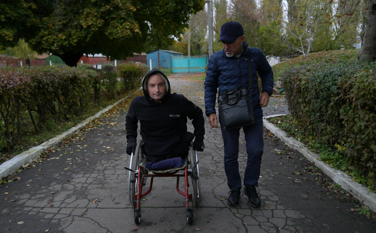 Саша та В'ячеслав прогулюються у Білій Церкві, де вони вперше зустрілися після депортації. Жовтень 2025 року