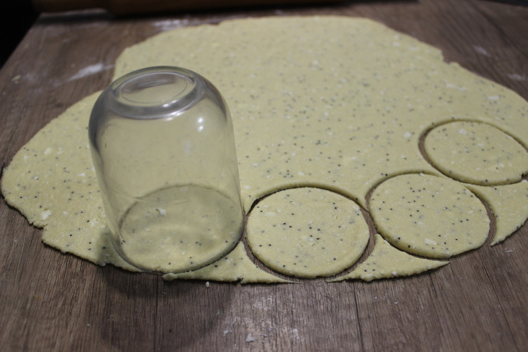 З цього тіста можна робити й печиво іншої форми, розкачувати товстіше і просто вирізати фігурки. Класно, коли кухня - простір для творчості.